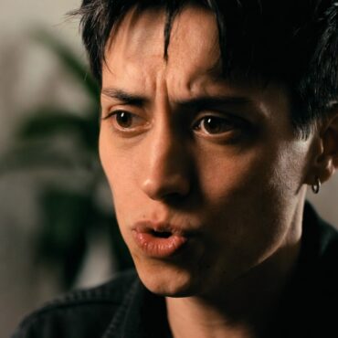 Artist în timpul unui interviu viral în 2026