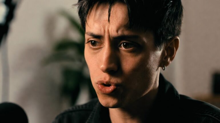 Artist în timpul unui interviu viral în 2026