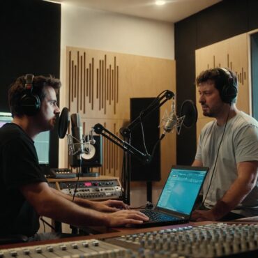 Artiști români în studio lucrând la o piesă nouă în 2026