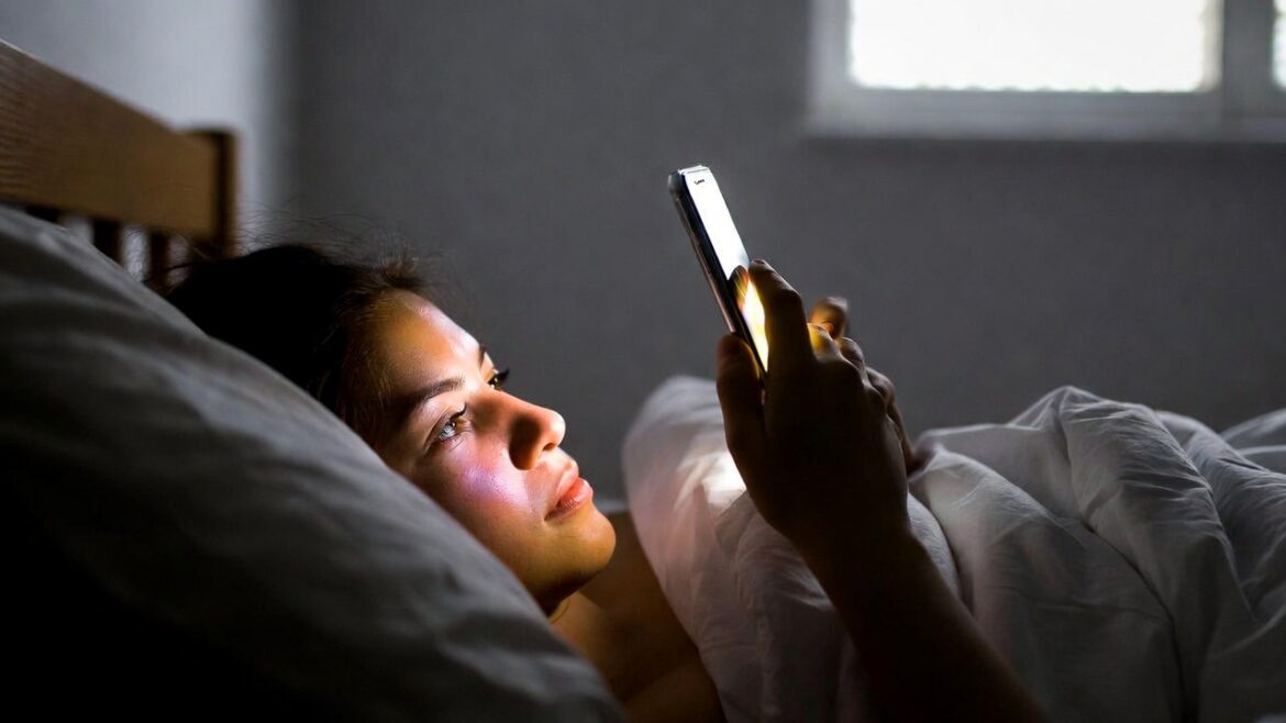 O zi normală în viața unui om conectat: de la alarmă la scroll infinit