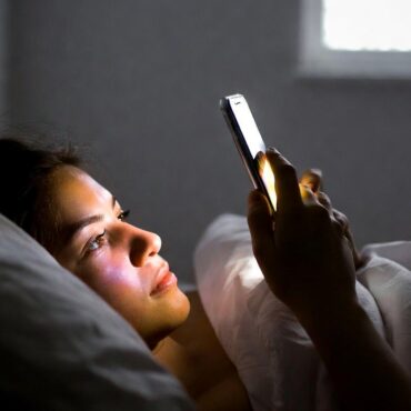 O zi normală în viața unui om conectat: de la alarmă la scroll infinit